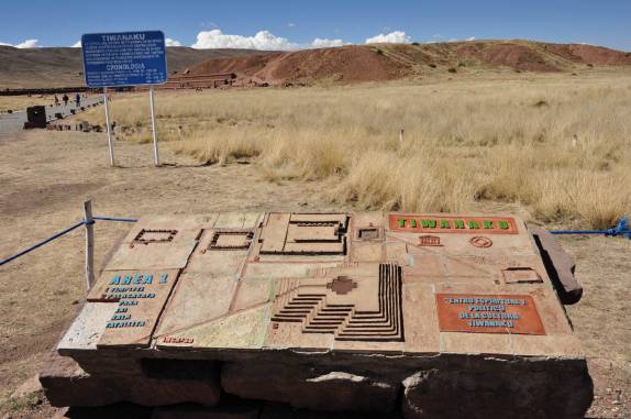 Uma maquete mostra as ruínas de Tiahuanaco, na Bolívia